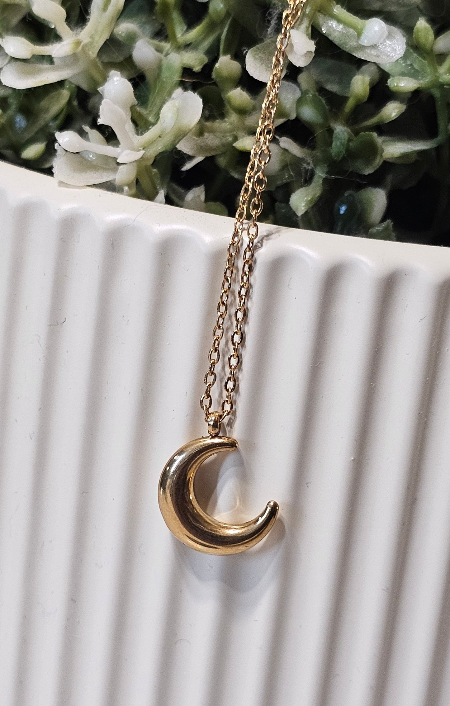 Dainty Crescent Pendant Necklace – Elegant Minimalist Moon Necklace