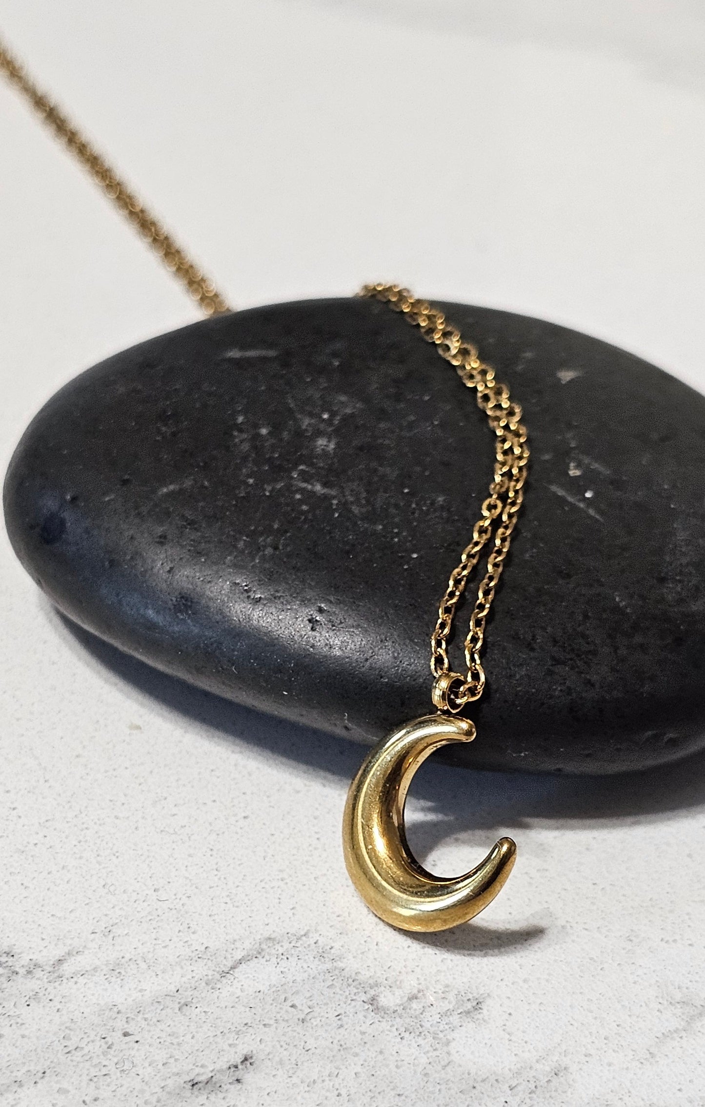 Dainty Crescent Pendant Necklace – Elegant Minimalist Moon Necklace