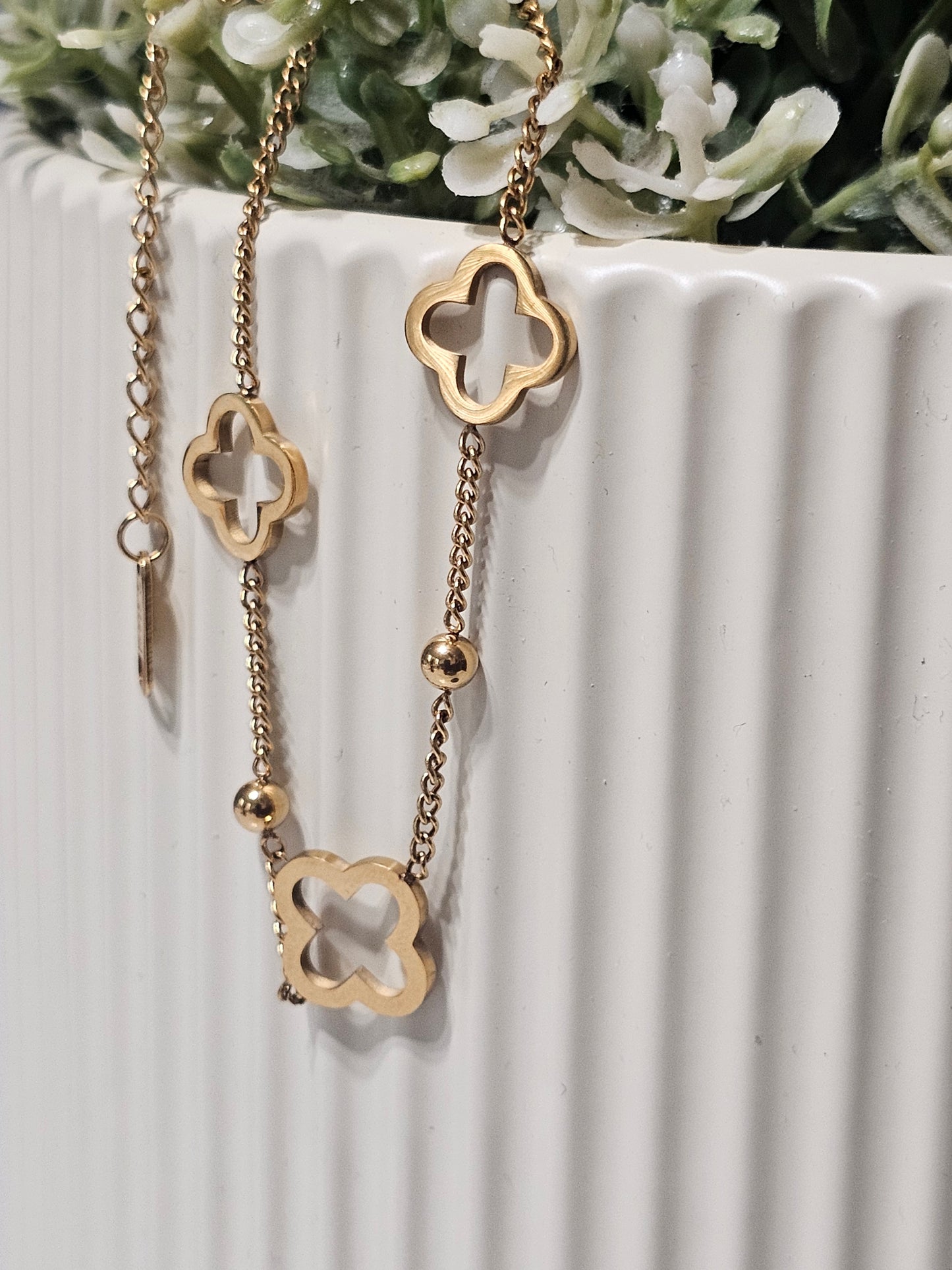 Signature Open Clover Bracelet – Gold-Tone Minimalist Bracelet