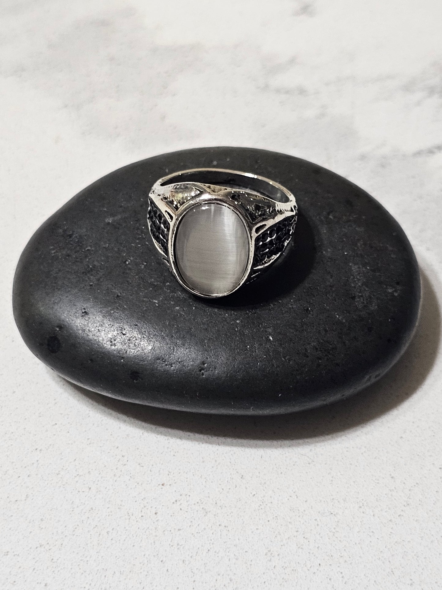 Classic Stone Stainless Steel Ring – Statement Ring with Black, White & Red Imitation Stone