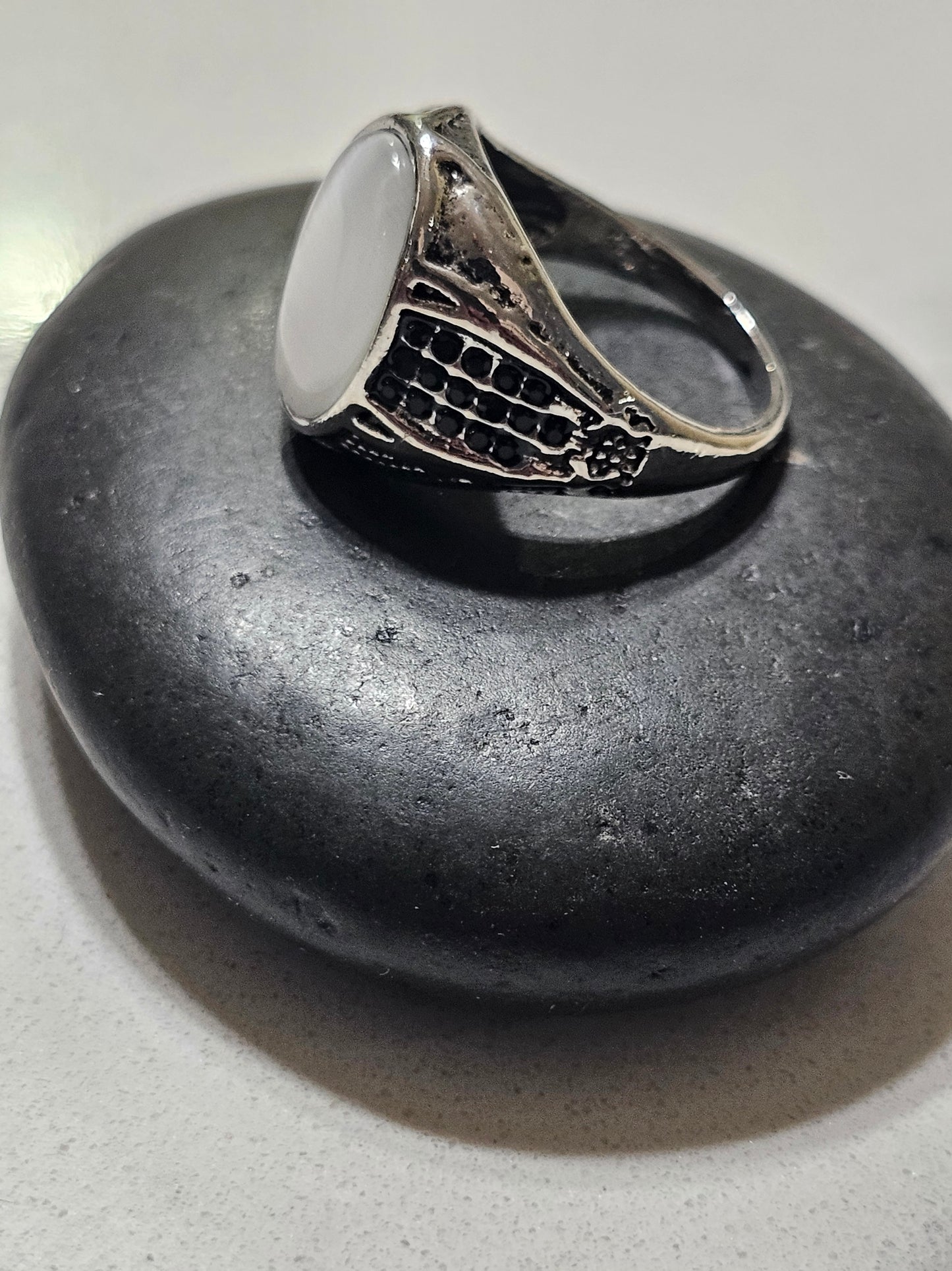 Classic Stone Stainless Steel Ring – Statement Ring with Black, White & Red Imitation Stone