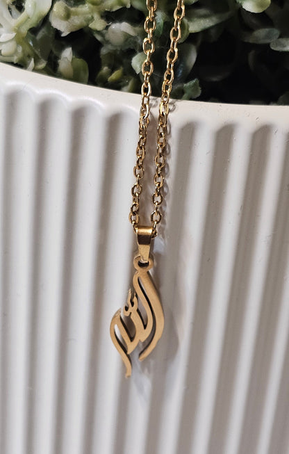 Minimalist Allah Arabic Calligraphy Pendant – Timeless Faith Necklace for Everyday Wear