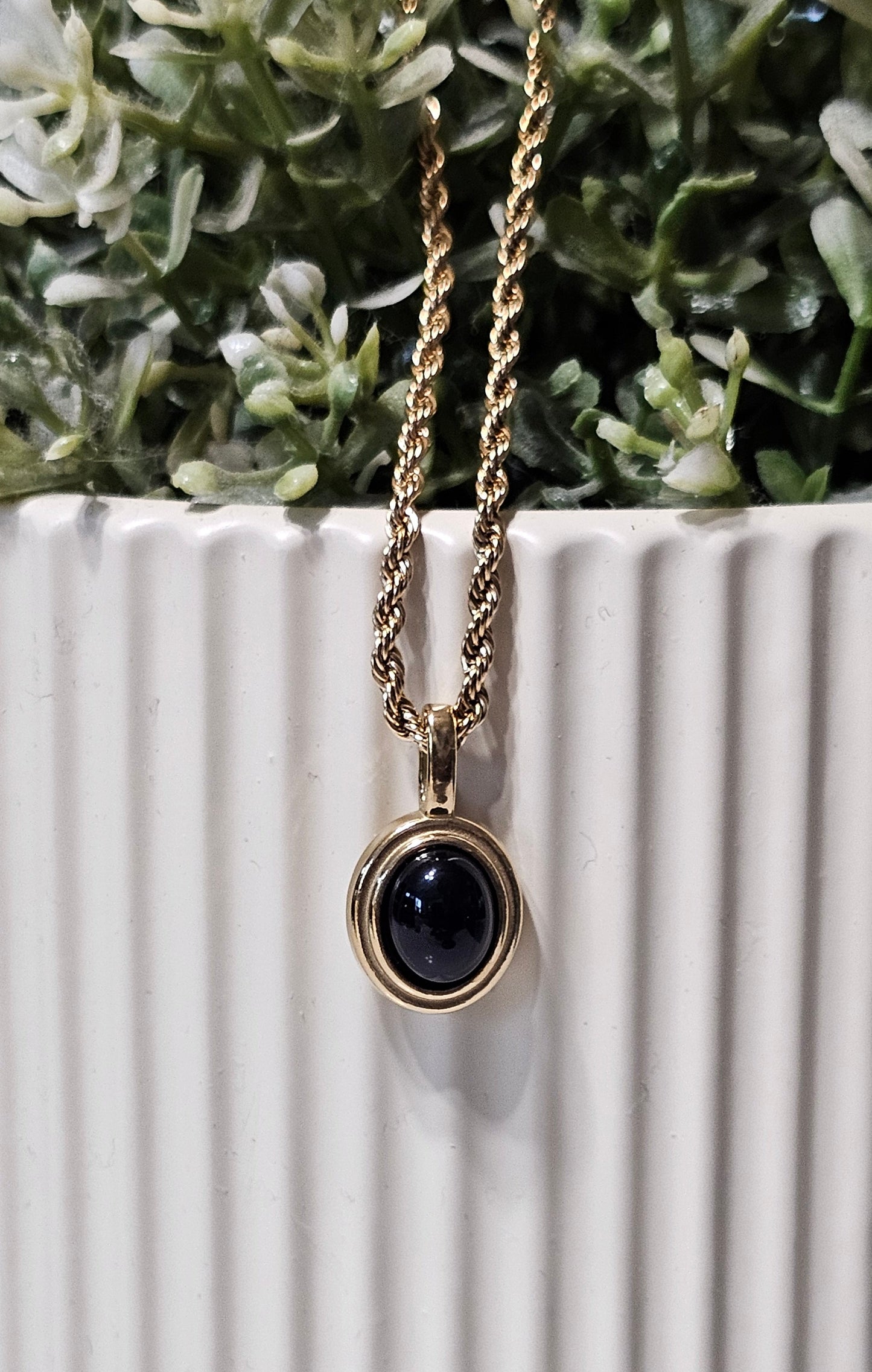 Vintage Oval Onyx and Moonstone Style Pendant – Gold Rope Chain Heritage Necklace