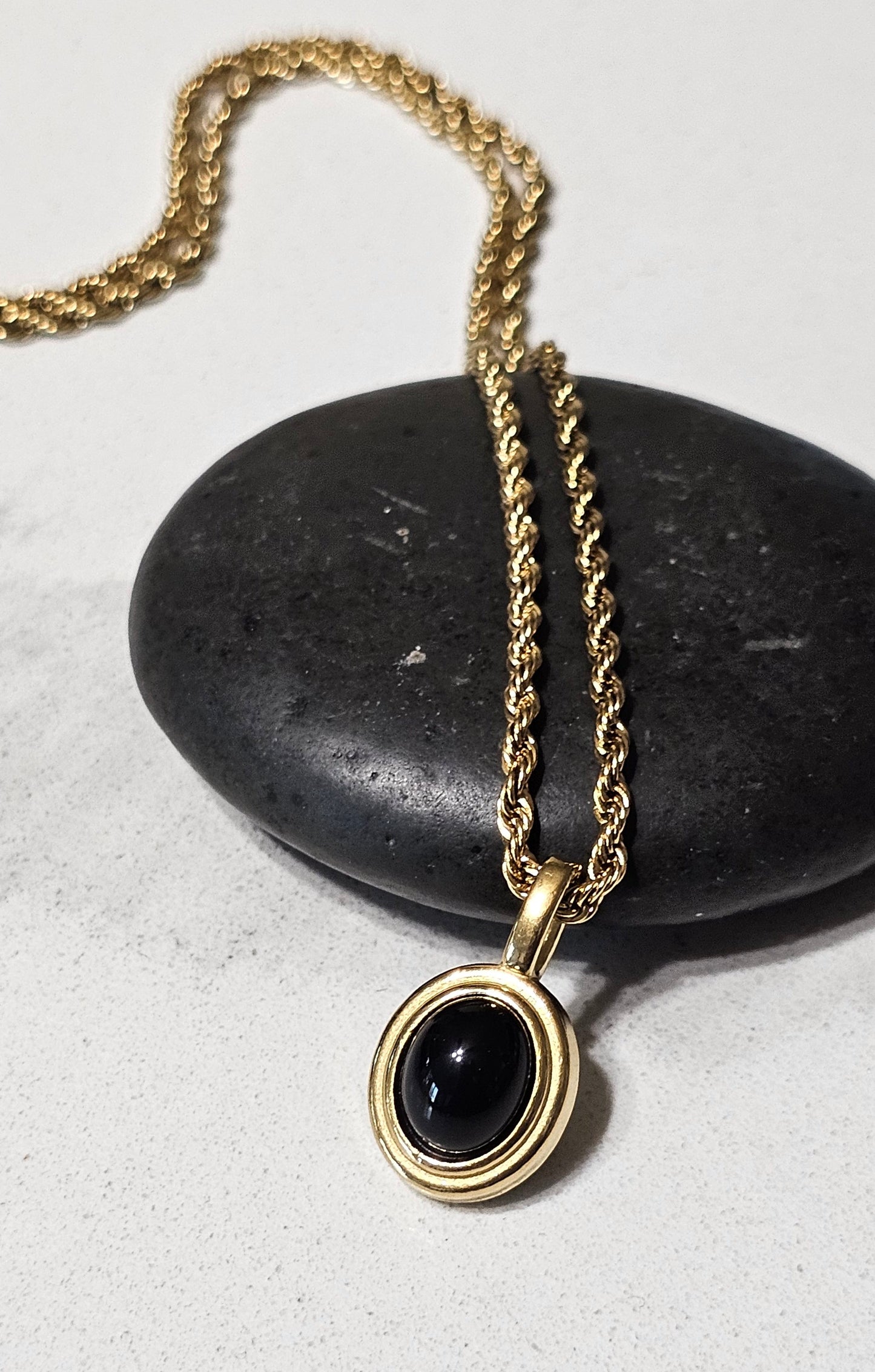 Vintage Oval Onyx and Moonstone Style Pendant – Gold Rope Chain Heritage Necklace
