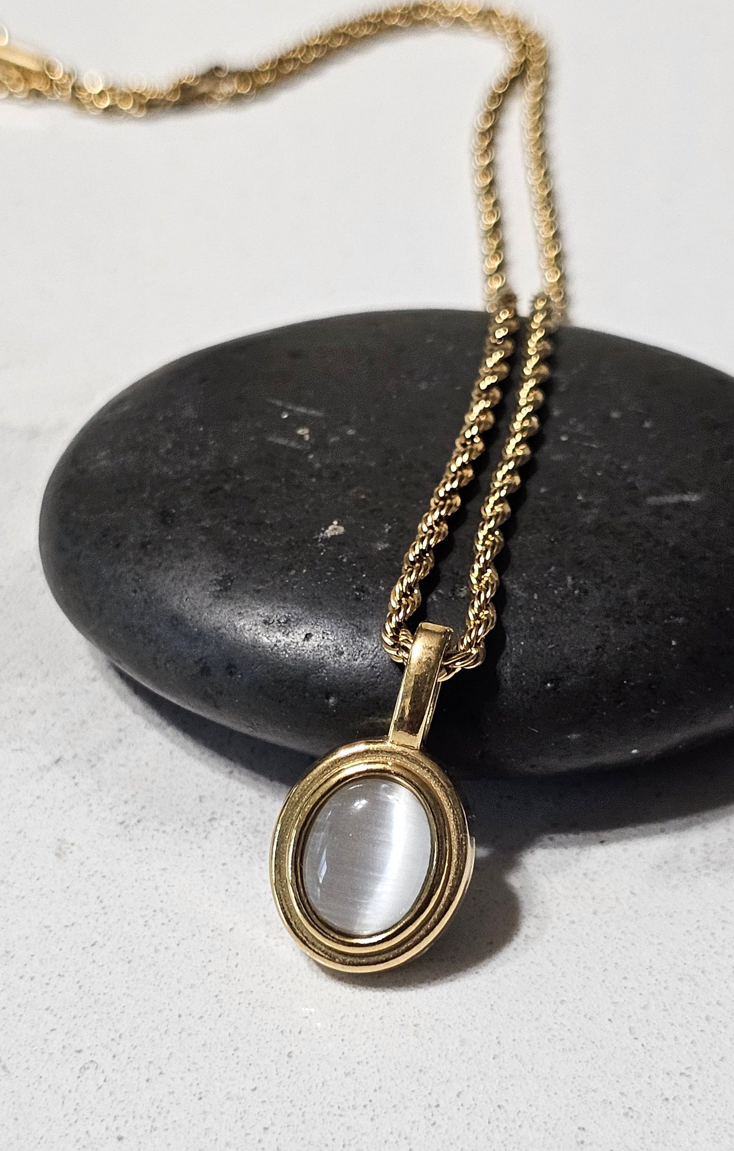 Vintage Oval Onyx and Moonstone Style Pendant – Gold Rope Chain Heritage Necklace