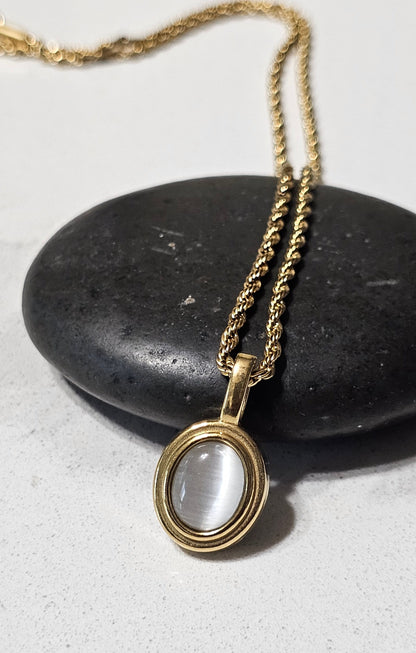 Vintage Oval Onyx and Moonstone Style Pendant – Gold Rope Chain Heritage Necklace