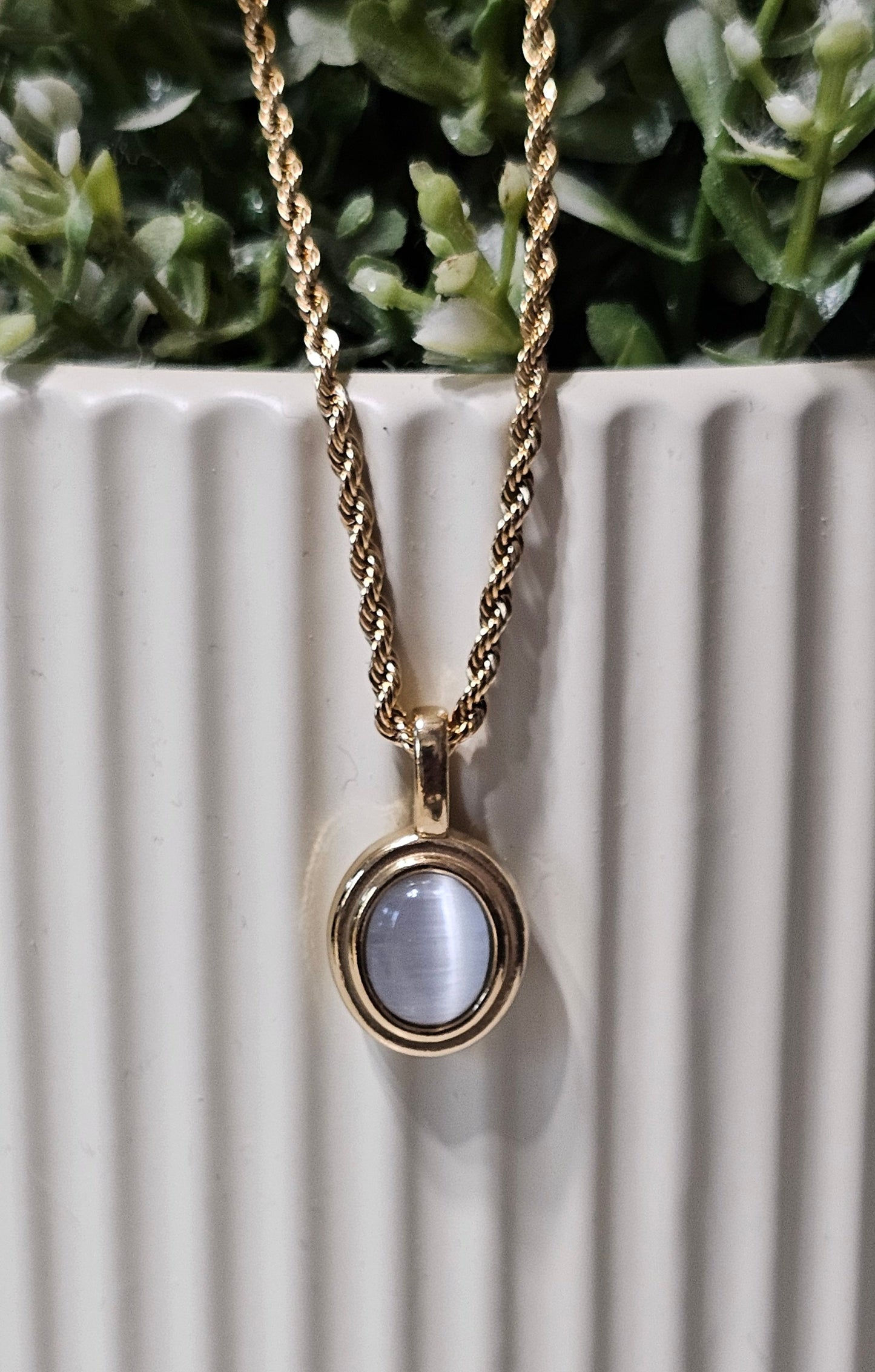Vintage Oval Onyx and Moonstone Style Pendant – Gold Rope Chain Heritage Necklace