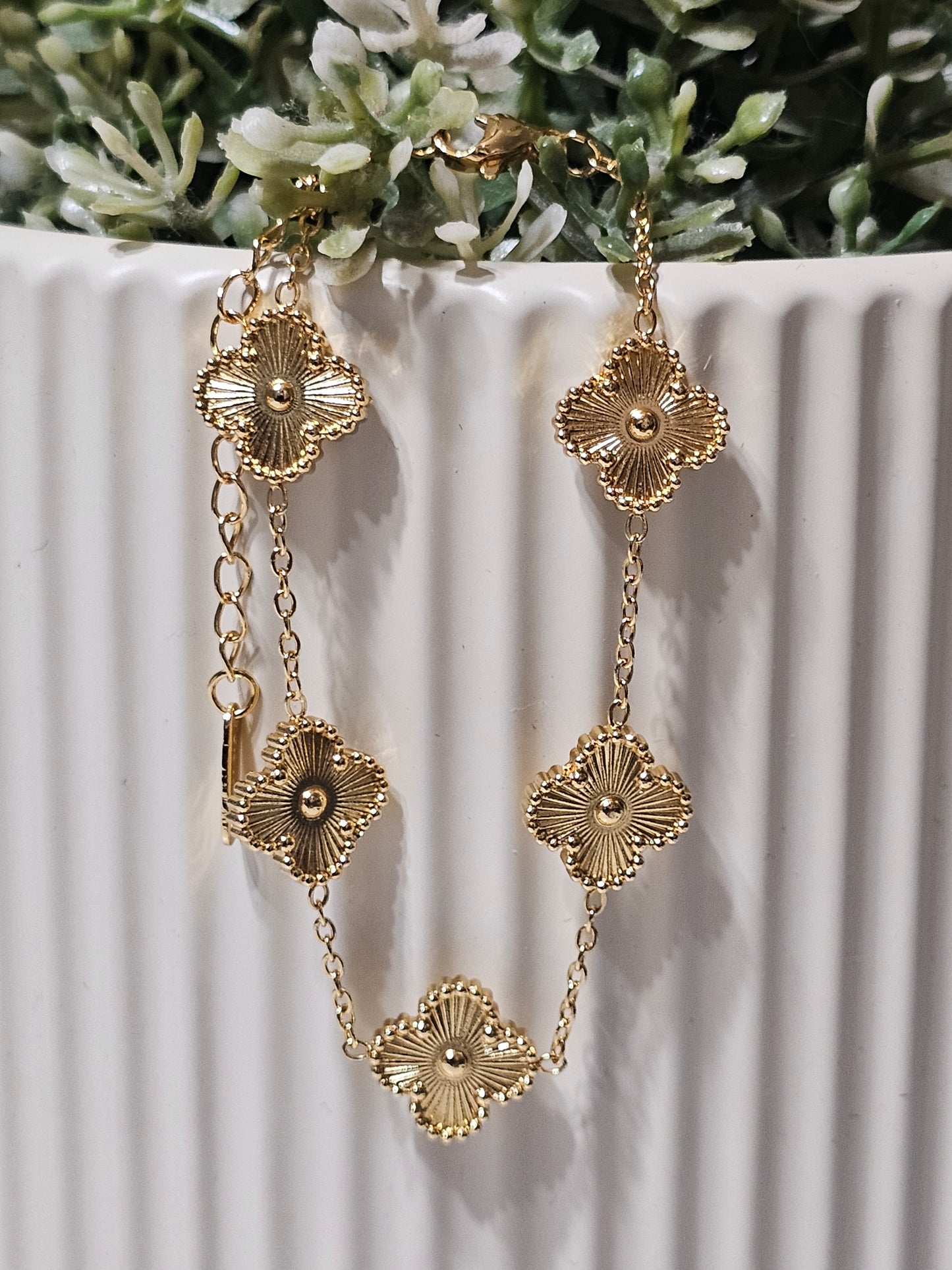 Luxury Clover Bracelet – Elegant Symbol of Luck, Love & Timeless Style