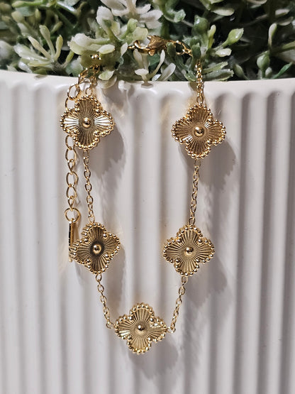 Luxury Clover Bracelet – Elegant Symbol of Luck, Love & Timeless Style
